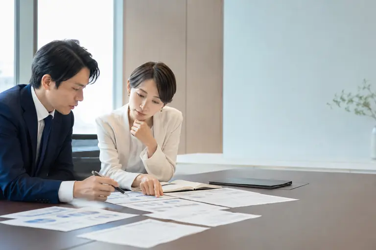 企業の事業資料と投資家の質問を照らし合わせるIR担当者
