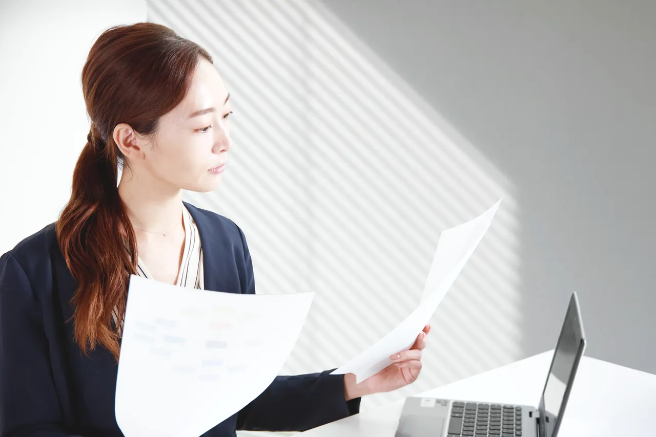 開示資料を読み込む様子