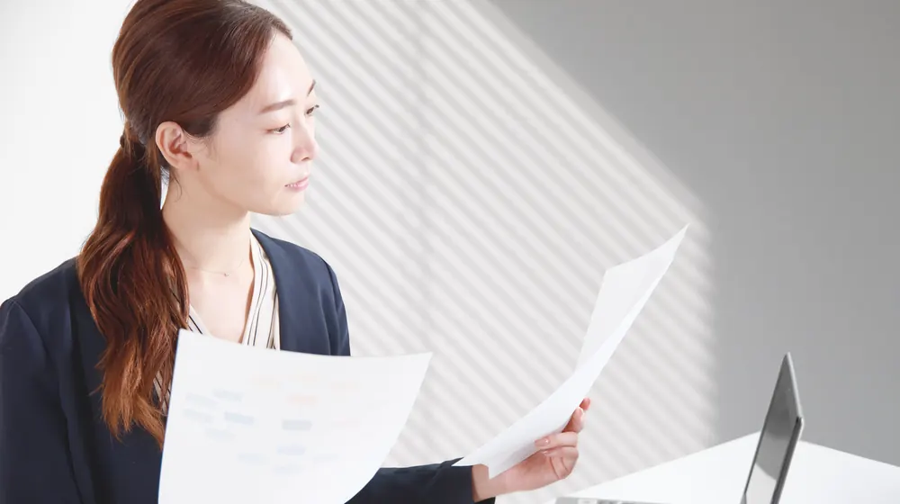 四半期ごとに資料を読み直し改善点を洗い出す担当者